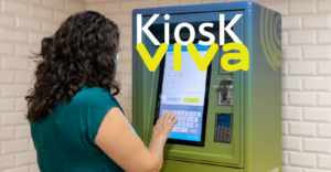 Senhora a utilizar um kiosk viva na estação Alameda. No topo e centro da imagem lemos "Kiosk viva"