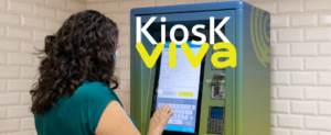 Senhora a utilizar um kiosk viva na estação Alameda. No topo e centro da imagem lemos "Kiosk viva"