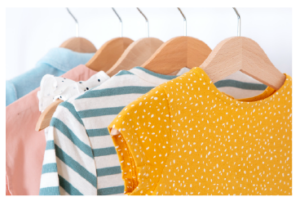 Peças de roupa penduradas em cabides