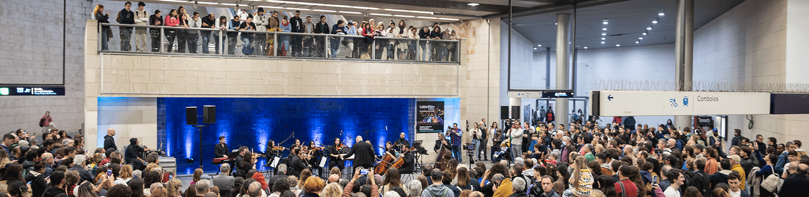 Fotografia de um palco com músicos na estação Alameda (linha Vermelha).
