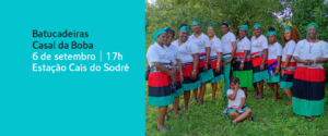 Cartaz do evento das Batucadeiras Casal da Boba. Do lado esquerdo, sobre fundo azul-turquesa, lê-se: 'Batucadeiras Casal da Boba | 6 de setembro, 17h | Estação Cais do Sodré'. À direita, fotografia de um grupo de mulheres vestidas com saias de cores verde, preto e vermelho, e lenços verdes na cabeça, posando em ambiente exterior com árvores ao fundo. Uma criança está sentada à frente do grupo.