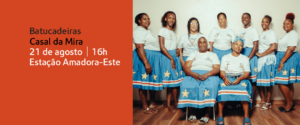 Cartaz do evento com o grupo Batucadeiras Casal da Mira. À esquerda, sobre fundo laranja, está o texto: 'Batucadeiras Casal da Mira – 21 de agosto | 16h – Estação Amadora-Este'. À direita, fotografia de oito mulheres do grupo vestidas com saias azuis com estrelas amarelas e camisolas brancas, algumas em pé e outras sentadas, sorrindo para a câmara.