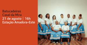 Cartaz do evento com o grupo Batucadeiras Casal da Mira. À esquerda, sobre fundo laranja, está o texto: 'Batucadeiras Casal da Mira – 21 de agosto | 16h – Estação Amadora-Este'. À direita, fotografia de oito mulheres do grupo vestidas com saias azuis com estrelas amarelas e camisolas brancas, algumas em pé e outras sentadas, sorrindo para a câmara.