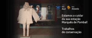 Escultura branca de figura humana estilizada na estação do Metro de Lisboa, com um comboio parado ao fundo. No lado direito da imagem aparecem os logótipos das linhas Azul e Amarela e o texto: ‘Estamos a cuidar da sua estação Marquês de Pombal! Trabalhos de conservação.